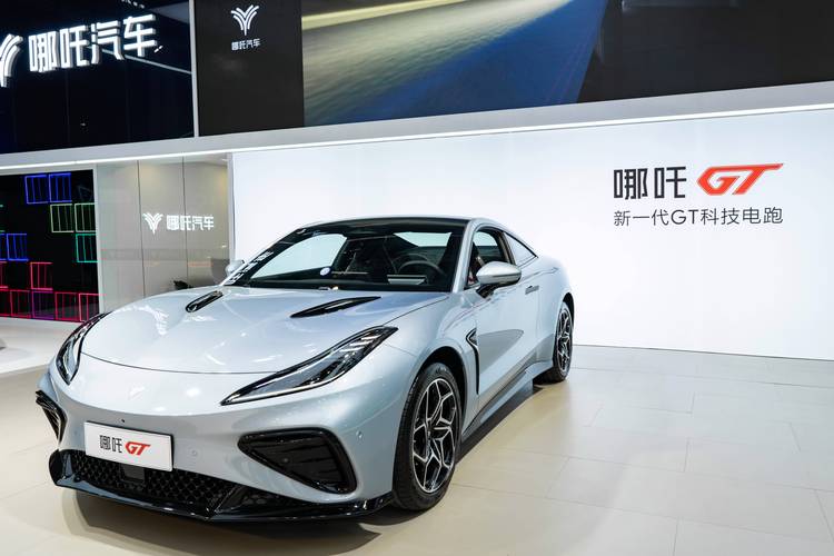 惠州136哪吒汽车在智能汽车领域的表现，领途汽车在新能源汽车市场中的影响力